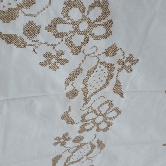 Vintage Embroidered Linen Tablecloth Ripple Edges Flower Leaf Design - Picture 6 of 9
